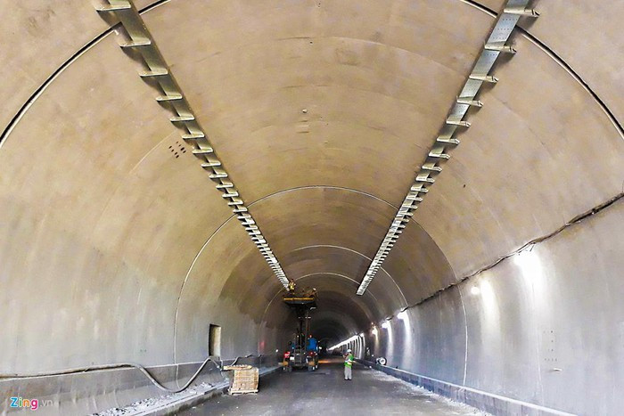 Ông Nguyễn Tấn Đông, Phó chủ tịch HĐQT Công ty CP Đèo Cả, cho biết đầu tháng 10 vừa qua những mũi khoan cuối cùng đã thông hầm Hải Vân 2. "Việc thông hầm đánh dấu mốc quan trọng của ngành giao thông vì đây là công trình hầm đường bộ dài nhất Đông Nam Á, do người Việt làm chủ hoàn toàn công nghệ thi công", ông Đông nói.  Ông Nguyễn Tấn Đông, Phó chủ tịch HĐQT Công ty CP Đèo Cả, cho biết đầu tháng 10 vừa qua những mũi khoan cuối cùng đã thông hầm Hải Vân 2.