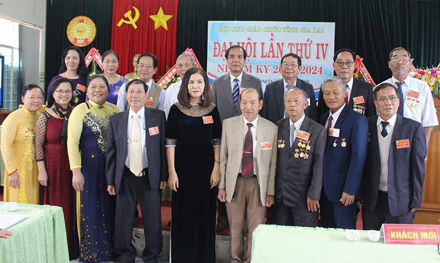 Ban Chấp hành Hội Cựu Giáo chức tỉnh khóa IV ra mắt. Ảnh: Phan Lài