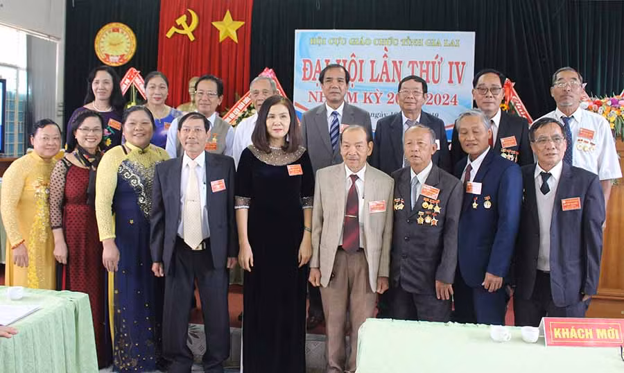 Ban Chấp hành Hội Cựu Giáo chức tỉnh khóa IV ra mắt. Ảnh: Phan Lài