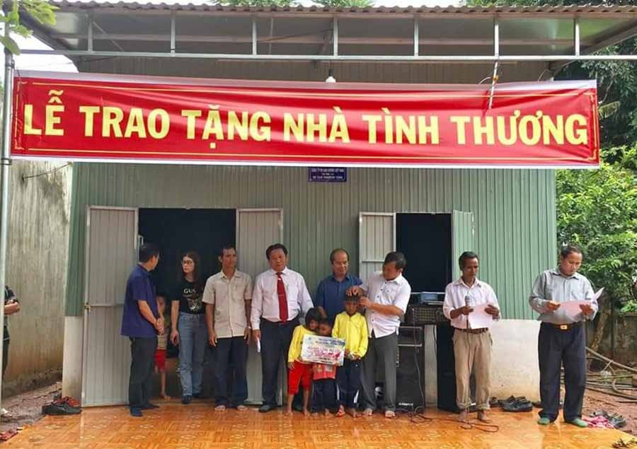  Trao nhà tình thương cho anh em Siu Núi. Ảnh: T.T 