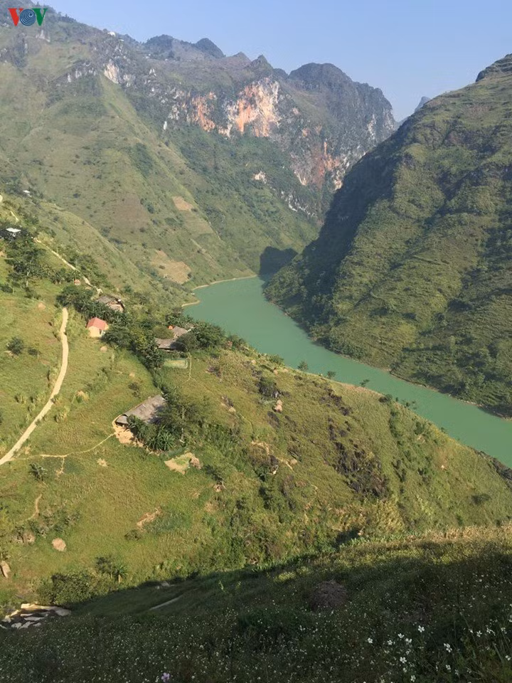 Nằm dưới chân những ngọn núi tai mèo hiểm trở của Hà Giang, dòng sông Nho Quế quanh năm êm đềm chảy giữa những vách đá, tạo thành một đường biên giới màu xanh biếc giữa đèo Mã Pí Lèng và đường Săm Pun.