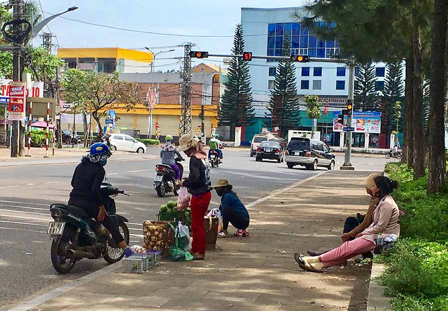Một số người dân thường xuyên buôn bán tại ngã ba đèn đỏ Phan Đình Phùng và Phạm Văn Đồng