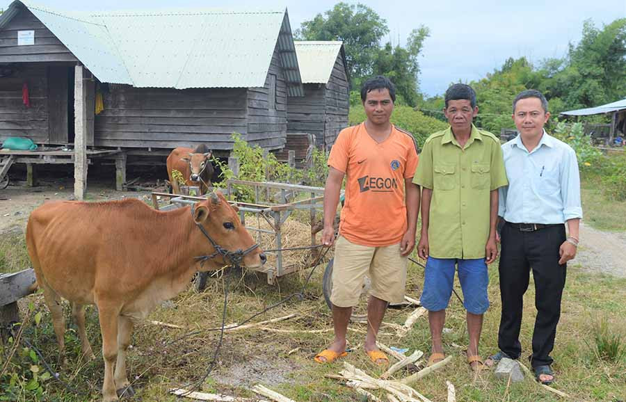 Anh Kpă Plun (xã Ia Mơr, huyện Chư Prông; thứ 3 từ phải sang) được hỗ trợ bò giống để có thêm nguồn lực thoát nghèo. Ảnh: H.T  Anh Kpă Plun (xã Ia Mơr, huyện Chư Prông; thứ 3 từ phải sang) được hỗ trợ bò giống để có thêm nguồn lực thoát nghèo. Ảnh: H.T