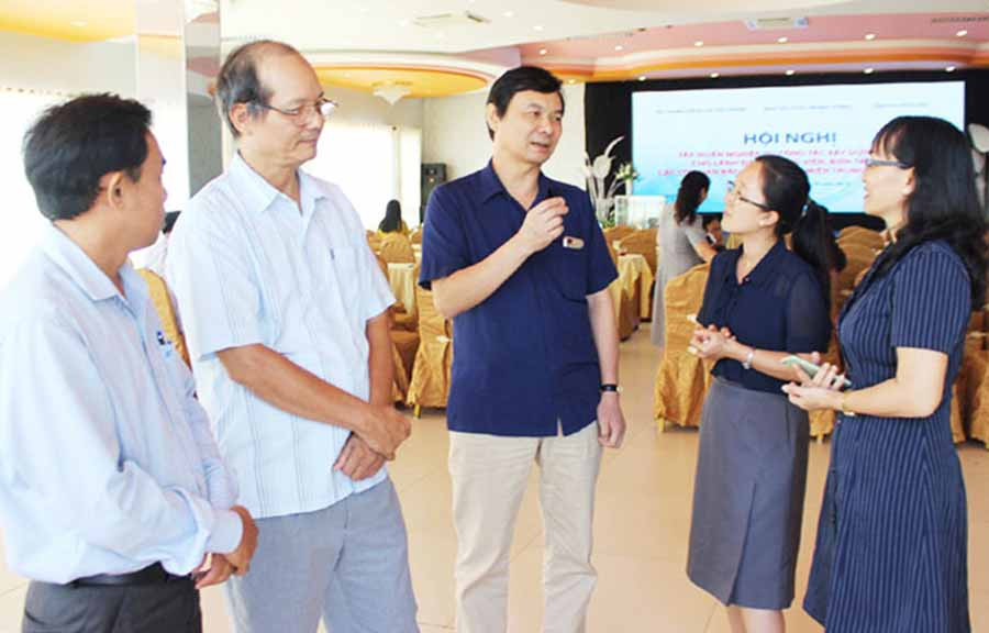 Thạc sĩ Ngô Minh Tuấn-Tổng Biên tập Tạp chí Xây dựng Đảng trao đổi cùng các phóng viên tại hội nghị tập huấn về công tác xây dựng Đảng diễn ra tại TP.Tuy Hòa, tỉnh Phú Yên. Ảnh: M.N