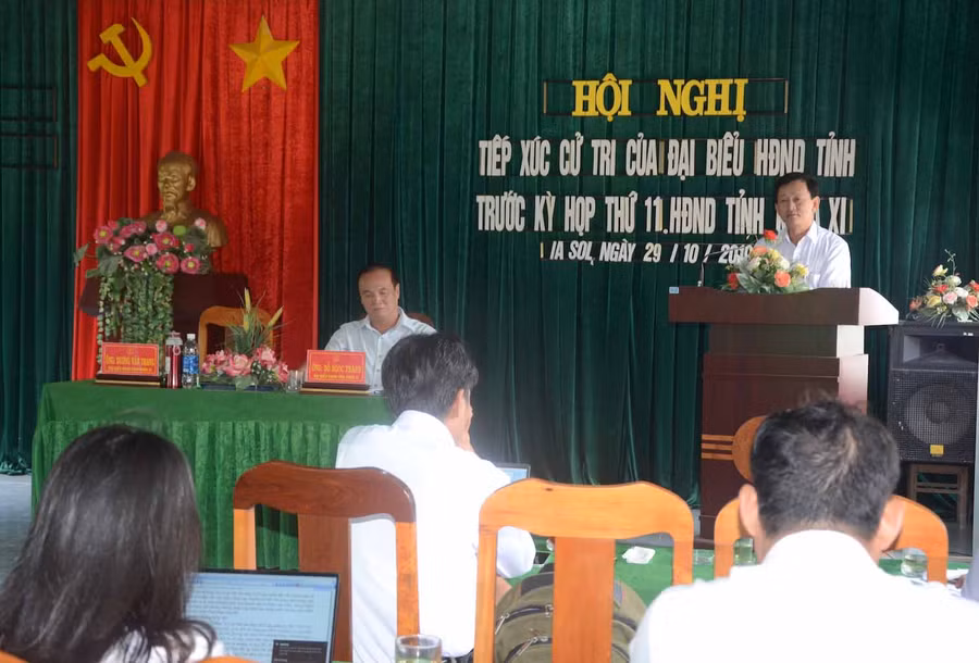 Chủ tịch HĐND tỉnh Dương Văn Trang tiếp xúc cử tri xã Ia Sol (huyện Phú Thiện). Ảnh: Đức Phương