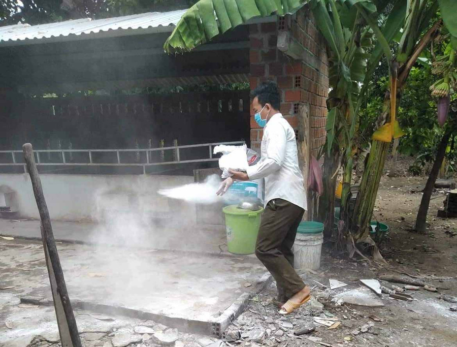 Hướng dẫn người dân tiêu độc khử trùng chuồng trại chuẩn bị tái đàn. Ảnh: Mai Linh Hướng dẫn người dân tiêu độc khử trùng chuồng trại chuẩn bị tái đàn. Ảnh: Mai Linh