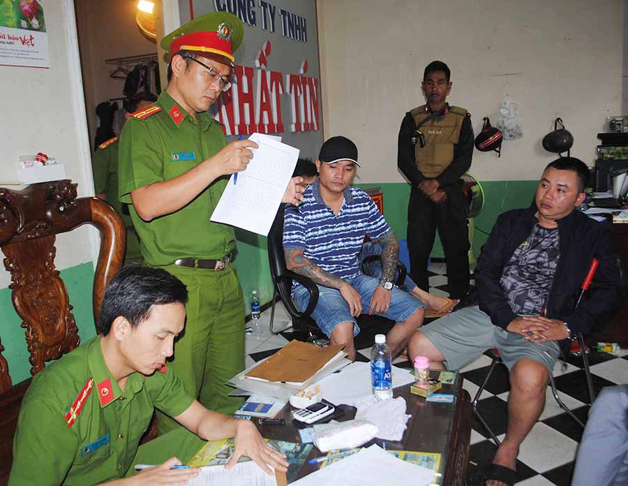  Phòng Cảnh sát Kinh tế Công an tỉnh bắt các đối tượng hoạt động cho vay lãi nặng. Ảnh: H.T