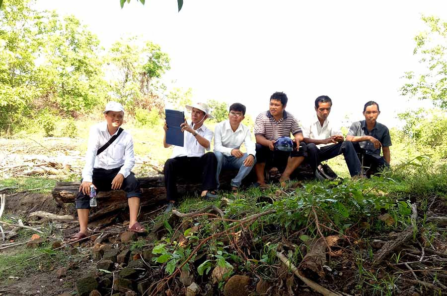  Đoàn cán bộ văn hóa huyện Krông Pa khảo sát Di tích Bang Keng. Ảnh: L.H