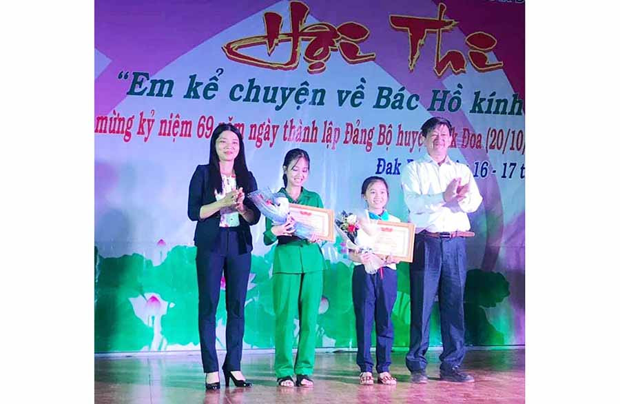  Ban tổ chức trao giải nhất cho 2 thí sinh khối tiểu học và THCS. Ảnh: K.S