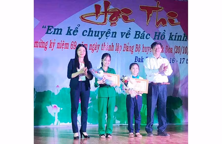  Ban tổ chức trao giải nhất cho 2 thí sinh khối tiểu học và THCS. Ảnh: K.S