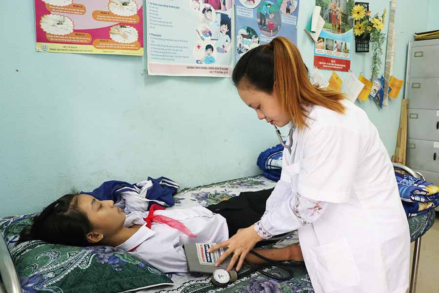  Nhân viên y tế trường học phải làm nhiều việc nhưng đồng lương hợp đồng khá ít ỏi. Ảnh: N.M