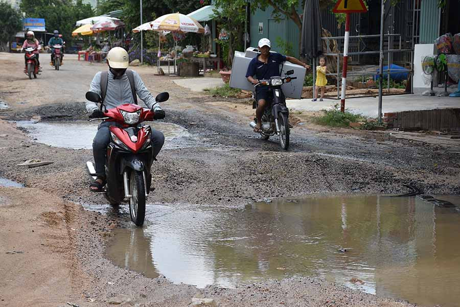 Trên tỉnh lộ 662B (nối từ trung tâm huyện Ia Pa đến ngã ba Plei Tăng, huyện Phú Thiện) có một đoạn bị hư hỏng nặng. Ảnh: Hà Phương