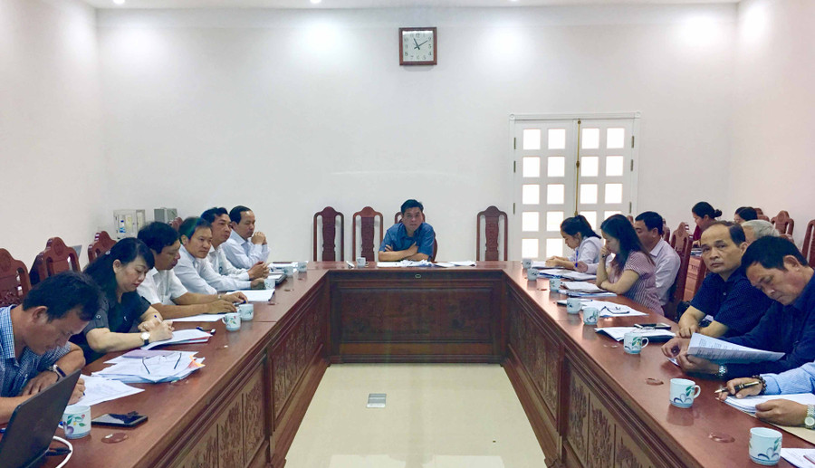 Đồng chí Kpă Thuyên yêu cầu các thành viên trong Ban Tổ chức chuẩn bị chu đáo các điều kiện cho Ngày Cà phê Việt Nam. Ảnh: Hà Duy