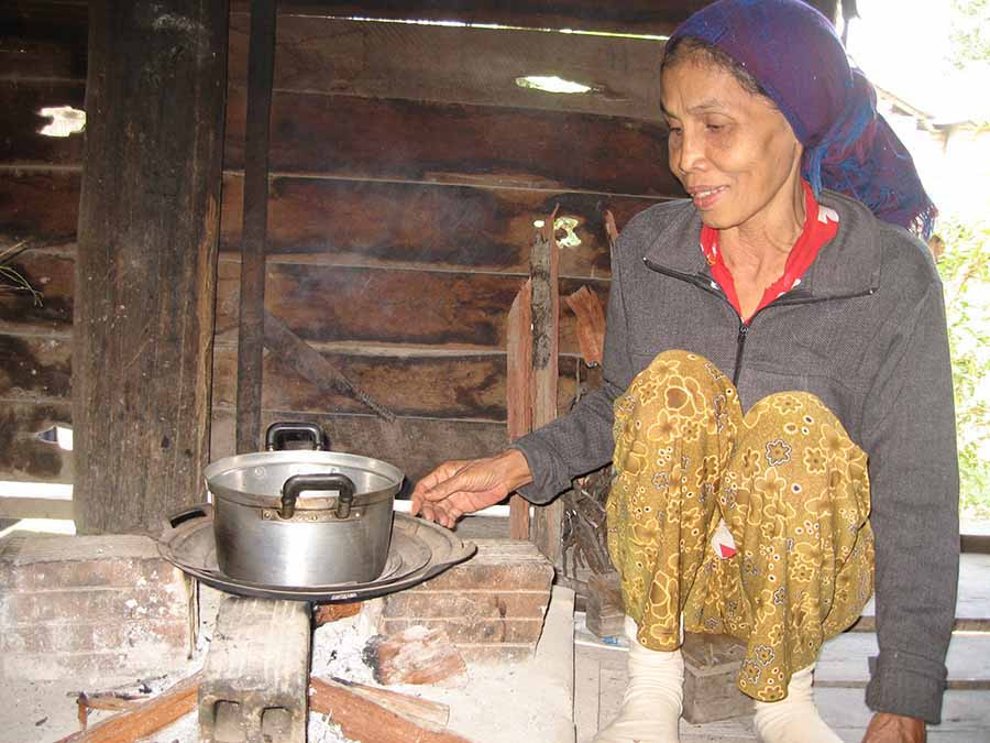 Bà Rmah H'Yoan (buôn Ma Lim 1, xã CHư Mố) bên bếp lửa nhà sàn.Ảnh: Đ.P