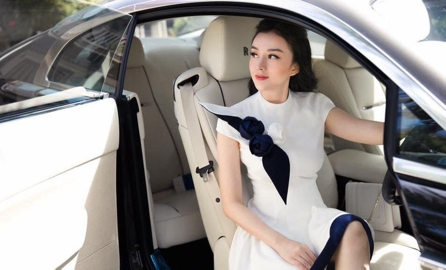 Angela Chu được mệnh danh là hot girl dao kéo hoàn hảo nhất. Angela Chu được mệnh danh là hot girl dao kéo hoàn hảo nhất.