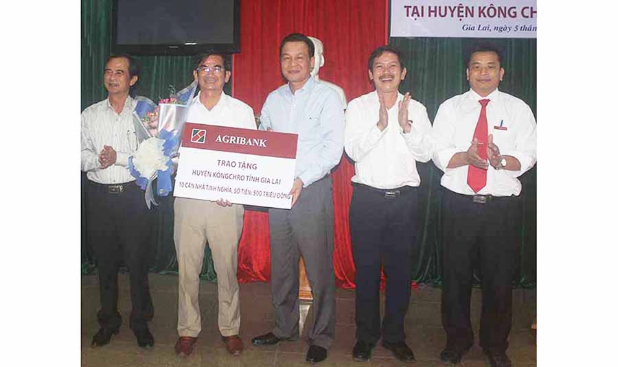  Ông Phan Tiến Thu (thứ 2 từ phải qua) tại lễ trao tặng kinh phí xây dựng nhà tình nghĩa cho huyện Kông Chro. Ảnh: S.C