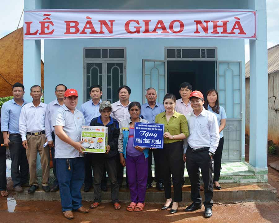 Hội Doanh nhân trẻ tỉnh trao nhà tình nghĩa cho hộ khó khăn ở xã Ia Hrung (huyện Ia Grai). Ảnh: H.Đ.T Hội Doanh nhân trẻ tỉnh trao nhà tình nghĩa cho hộ khó khăn ở xã Ia Hrung (huyện Ia Grai). Ảnh: H.Đ.T