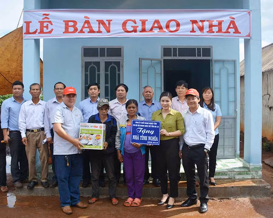  Hội Doanh nhân trẻ tỉnh trao nhà tình nghĩa cho hộ khó khăn ở xã Ia Hrung (huyện Ia Grai). Ảnh: H.Đ.T