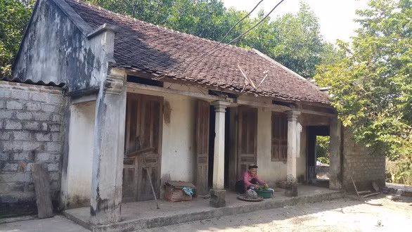  Bà Đỗ Thị Mơ sống một mình trong căn nhà cấp 4 ở thôn Lương Thiện, xã Lương Sơn, huyện Thường Xuân (Thanh Hóa) - Ảnh: Tuổi trẻ)