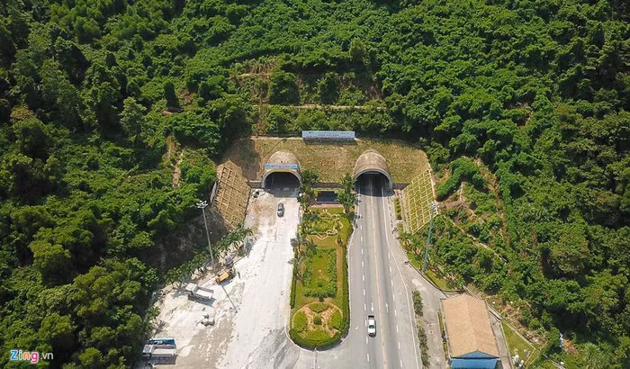  Để giảm áp lực cho hầm Hải Vân 1, tháng 4/2016 lãnh đạo Bộ Giao thông Vận tải (GTVT) đồng ý cho Công ty CP Đèo Cả triển khai dự án hầm đường bộ Hải Vân 2 (song song với Hải Vân 1).