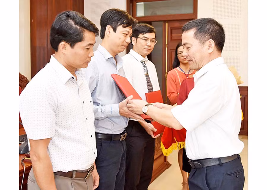 Thay mặt lãnh đạo UBND tỉnh, Phó Chủ tịch UBND tỉnh Nguyễn Đức Hoàng đã trao quyết định và tặng hoa chúc mừng các cá nhân được bổ nhiệm