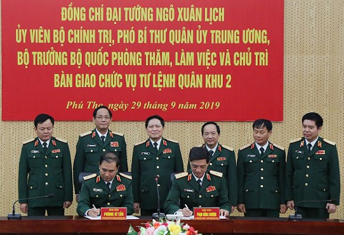 Lễ ký biên bản bàn giao chức vụ Tư lệnh Quân khu 2 Lễ ký biên bản bàn giao chức vụ Tư lệnh Quân khu 2