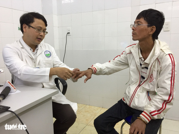 Bàn tay anh Trung bị biến dạng sau khi được chích nhiều lần thuốc corticoid - Ảnh: THÙY DƯƠNG Bàn tay anh Trung bị biến dạng sau khi được chích nhiều lần thuốc corticoid - Ảnh: THÙY DƯƠNG