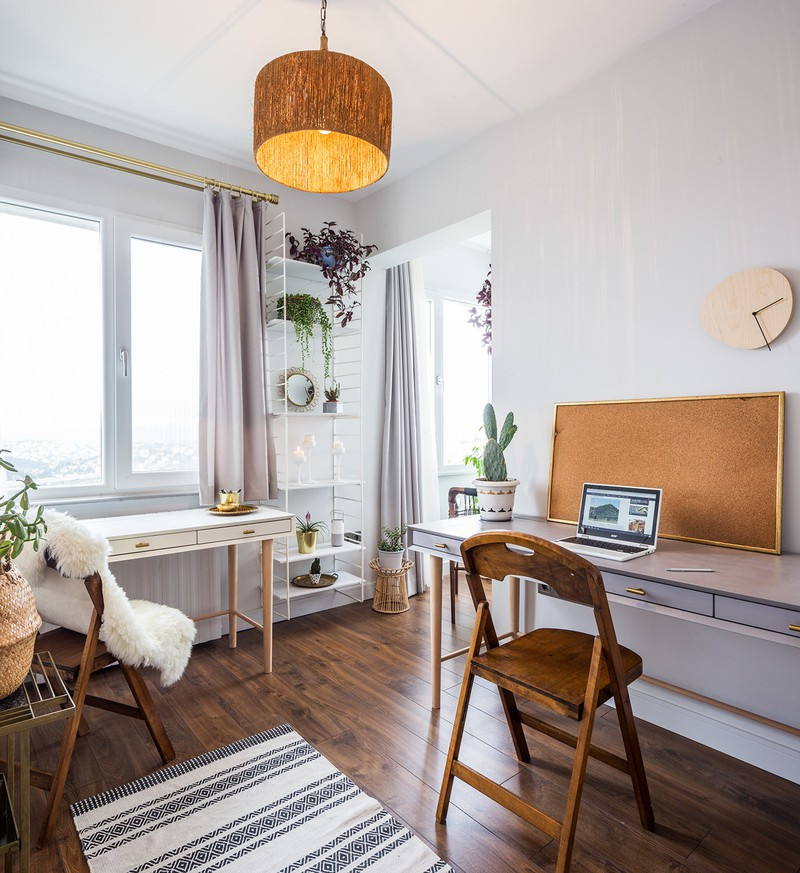  Phòng làm việc giản dị, gọn gàng và tràn ngập ánh sáng dù là đêm hay ngày.