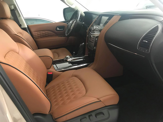 Khoang cabin nổi bật với màu da bò viền chỉ màu đen cao cấp