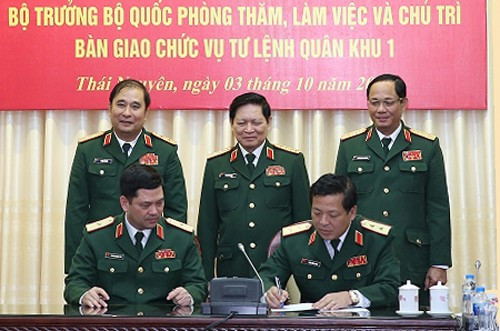 Lễ ký biên bản bàn giao chức vụ Tư lệnh Quân khu 1 Lễ ký biên bản bàn giao chức vụ Tư lệnh Quân khu 1
