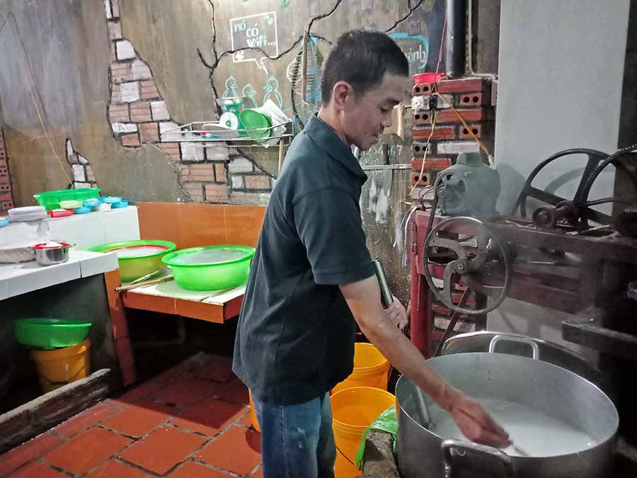  Quy trình chế biến bún quậy. Ảnh: Đ.P