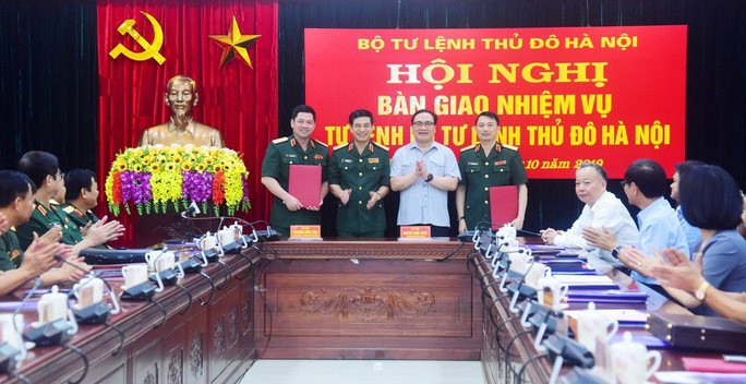 Bí thư Thành ủy Hà Nội Hoàng Trung Hải và Thượng tướng Phan Văn Giang chúc mừng Thiếu tướng Nguyễn Hồng Thái và Thiếu tướng Nguyễn Quốc Duyệt Bí thư Thành ủy Hà Nội Hoàng Trung Hải và Thượng tướng Phan Văn Giang chúc mừng Thiếu tướng Nguyễn Hồng Thái và Thiếu tướng Nguyễn Quốc Duyệt