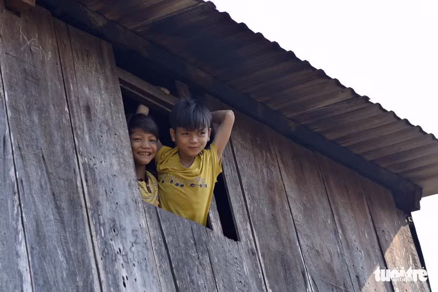  Những cậu bé thấy vui khi thấy có người thăm nóc - Ảnh: LÊ VĂN ÁNH