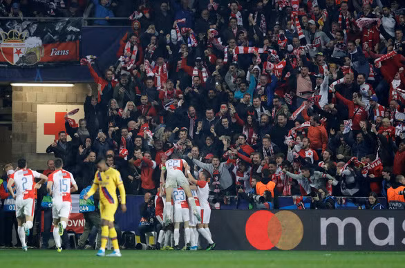 Niềm vui của các cầu thủ Slavia Prague sau khi gỡ hòa 1-1 - Ảnh: REUTERS