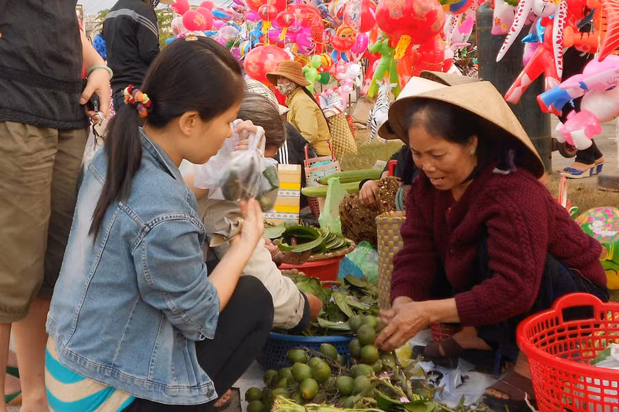 Người dân mua trầu cau lấy lộc đầu năm. Ảnh: Nguyễn Xuân Người dân mua trầu cau lấy lộc đầu năm. Ảnh: Nguyễn Xuân
