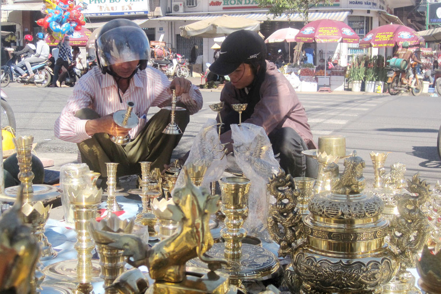 Chị Trần Thị Diệu, cháu ngoại cụ Tấn, đang tư vấn mặt hàng cho khách. Ảnh: Hồng Thi