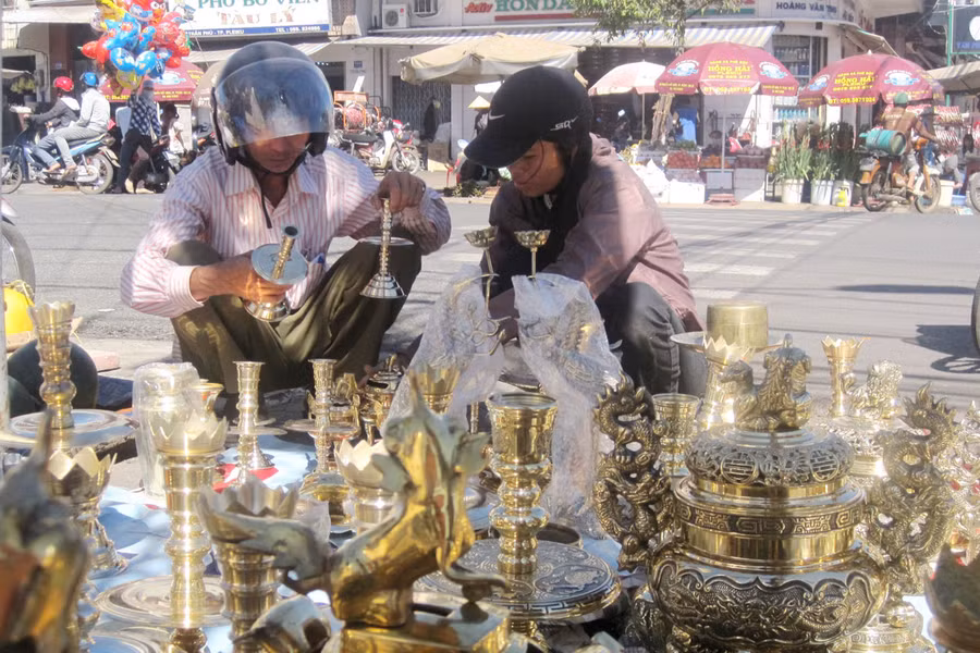 Chị Trần Thị Diệu, cháu ngoại cụ Tấn, đang tư vấn mặt hàng cho khách. Ảnh: Hồng Thi