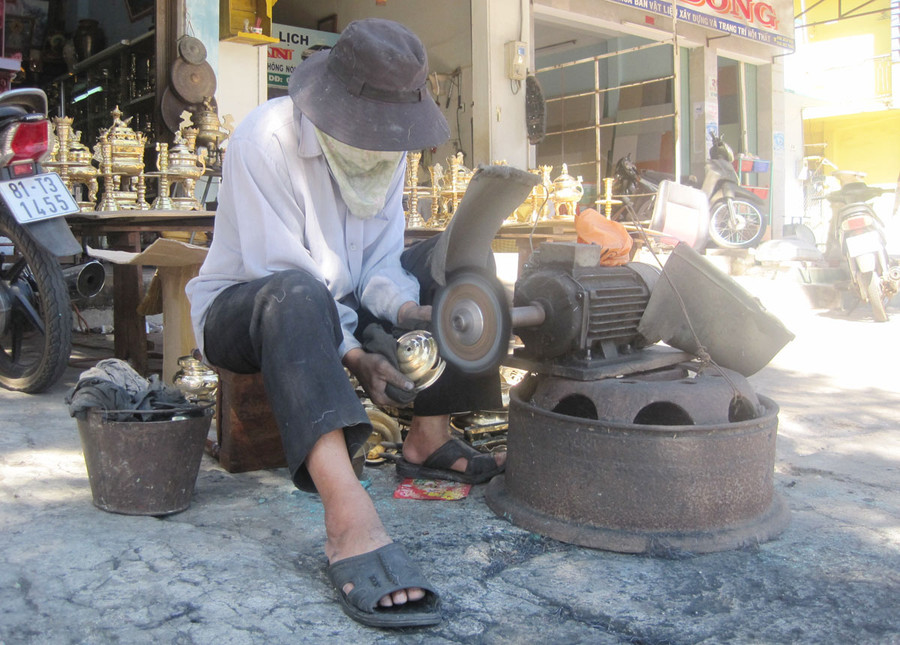 Nghề đánh bóng lư đồng “lên ngôi” những ngày giáp Tết. Ảnh: Hồng Thi