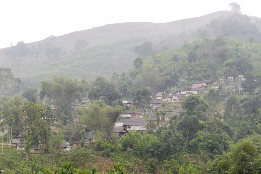 Nhà sàn ở triền núi Nước Kê, Nước Sốc nhìn từ trung tâm xã 