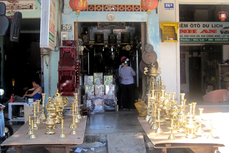  Những cửa tiệm kinh doanh lư, đèn ít thu hút khách hàng hơn các sạp bán lề đường. Ảnh: Hồng Thi