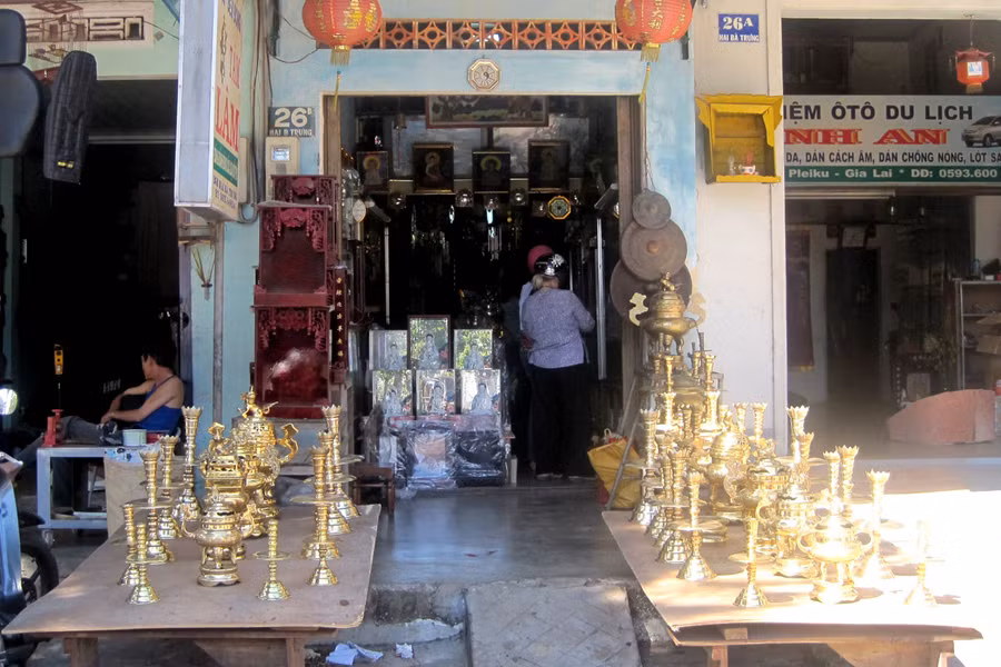  Những cửa tiệm kinh doanh lư, đèn ít thu hút khách hàng hơn các sạp bán lề đường. Ảnh: Hồng Thi