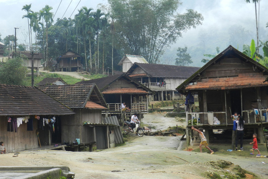 Nếp nhà sàn của đồng bào H'rê tọa lạc trên triền núi thôn Làng Zút 1 đẹp như tranh vẽ. Ảnh: Trường An Nếp nhà sàn của đồng bào H'rê tọa lạc trên triền núi thôn Làng Zút 1 đẹp như tranh vẽ. Ảnh: Trường An