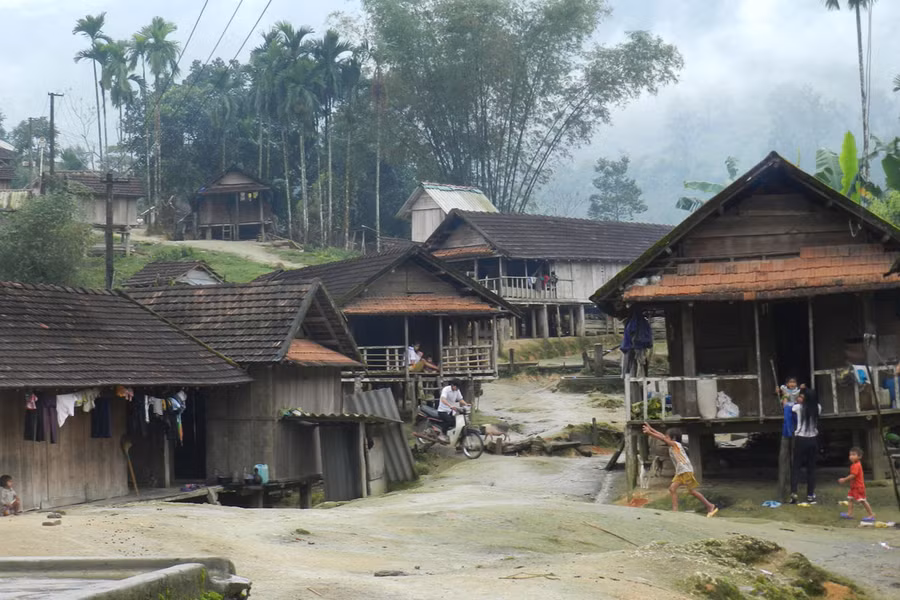 Nếp nhà sàn của đồng bào H'rê tọa lạc trên triền núi thôn Làng Zút 1 đẹp như tranh vẽ. Ảnh: Trường An