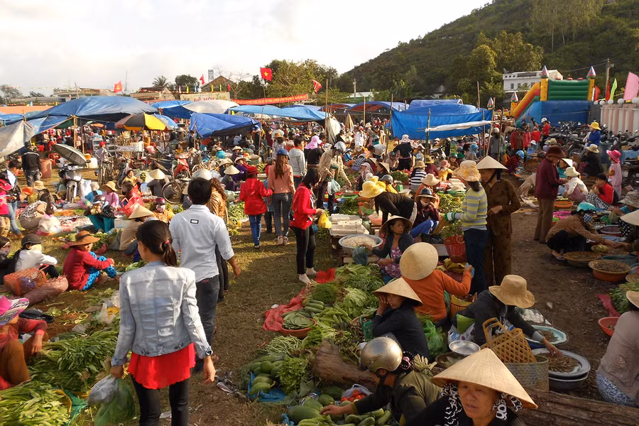 Quang cảnh mua bán nhộn nhịp tại Lễ hội chợ Gò. Ảnh: Nguyễn Xuân 1