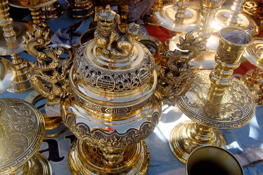 Bộ lư đèn đồng của Đài Loan được chạm khắc tinh xảo được bán với giá khá cao. Ảnh: Hồng Thi