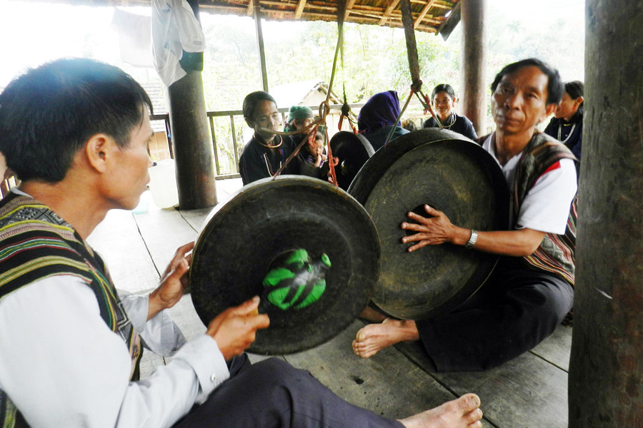 Đồng bào H'rê sinh hoạt ở nếp nhà sàn tiện hơn nhà trệt. Ảnh: Trường An Đồng bào H'rê sinh hoạt ở nếp nhà sàn tiện hơn nhà trệt (đánh chiêng, thổi kèn bên nếp nhà trong mùa xuân về). Ảnh: Trường An