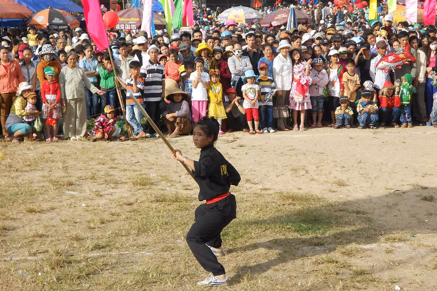 Võ sĩ Phi Thị Nhật lệ biểu diễn bài quyền Roi Thái Sơn. Ảnh: Nguyễn Xuân Võ sĩ Phi Thị Nhật lệ biểu diễn bài quyền Roi Thái Sơn. Ảnh: Nguyễn Xuân