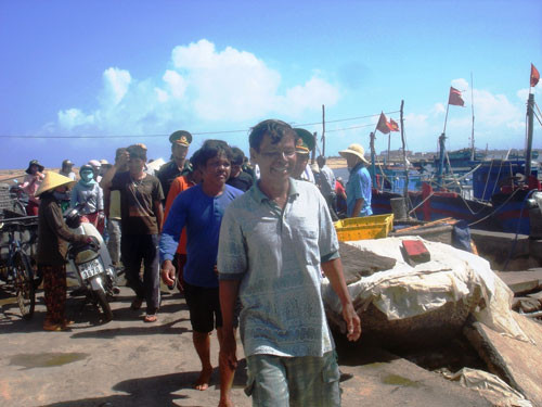 4 ngư dân Philippines bị nạn được đưa lên bờ an toàn.