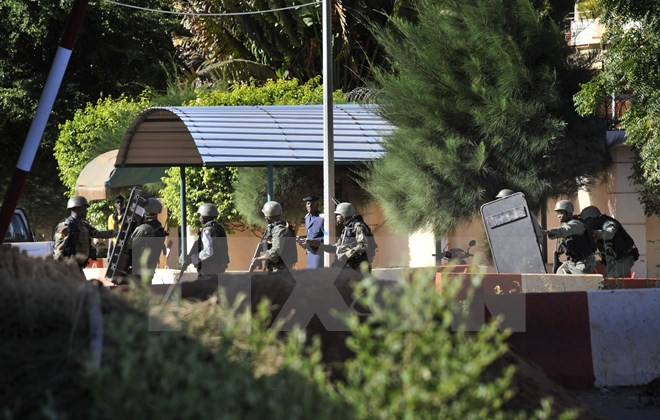 Nhân viên an ninh Mali bao vây bên ngoài khách sạn Radisson Blu.