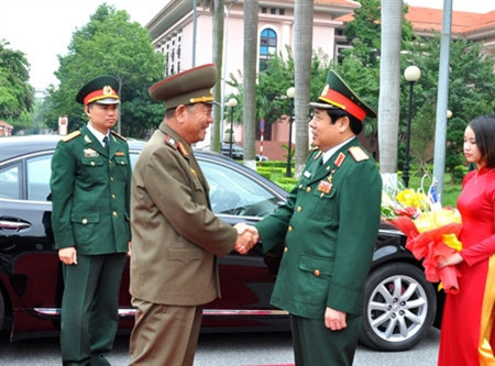 Đại tướng Phùng Quang Thanh đón Đại tướng Pắc Yêng Síc. Đại tướng Phùng Quang Thanh đón Đại tướng Pắc Yêng Síc.